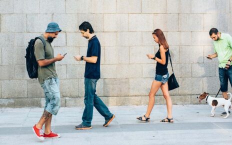 İnternet bağımlılığı nedeniyle sürekli telefon kullanan insanlar