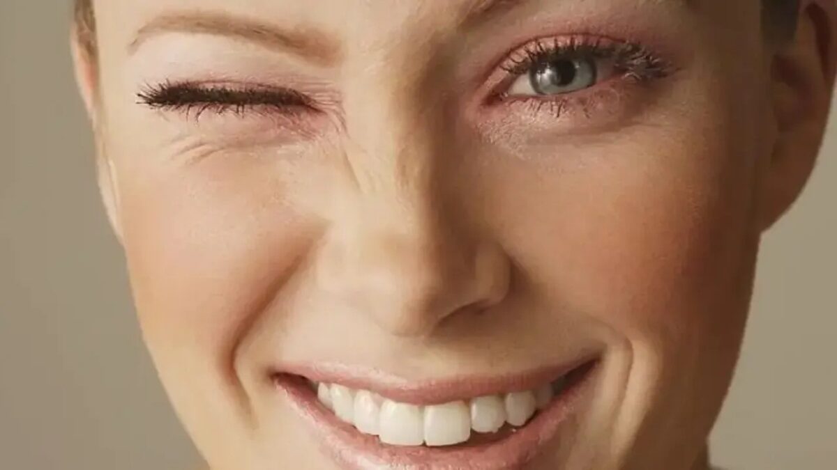 İnsan gözünün makro çekimi ve göz kırpma hareketi