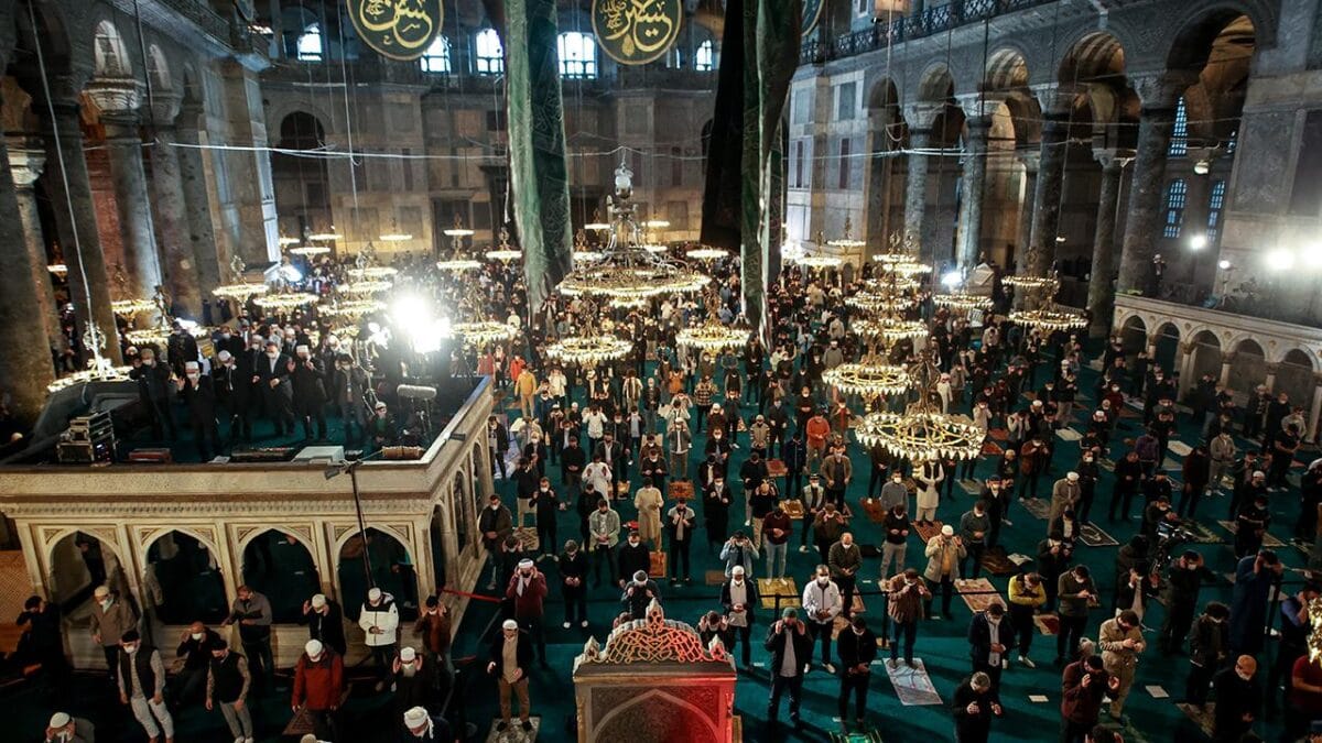 Diyanet, 2026 Ramazan Bayramı namaz saatlerini açıkladı