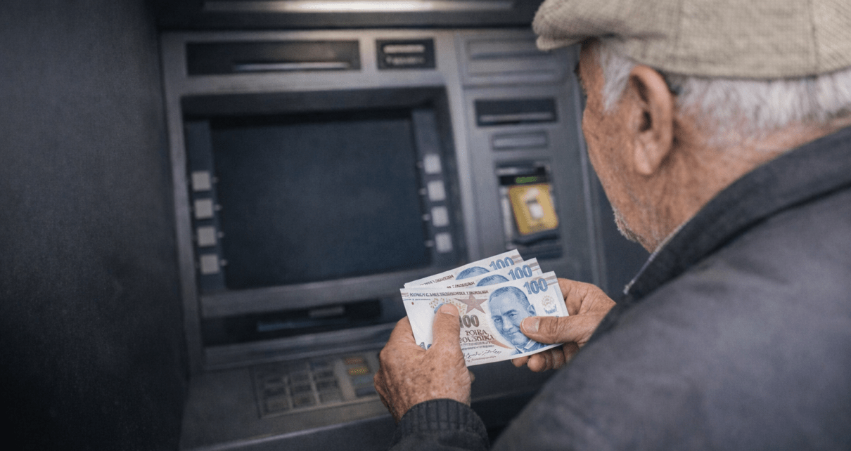 ATMden maaşını çeken emekli