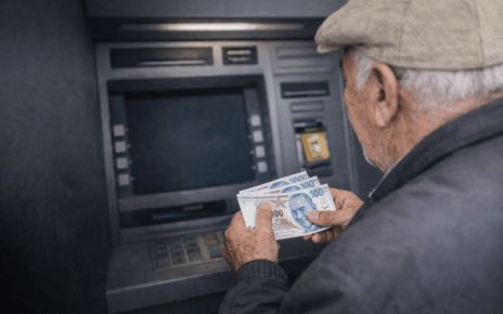 ATMden maaşını çeken emekli