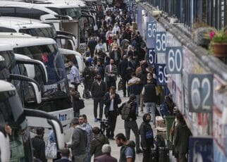 Bayram öncesi şehirler arası otobüs terminalinde yoğunluk yaşayan yolcular