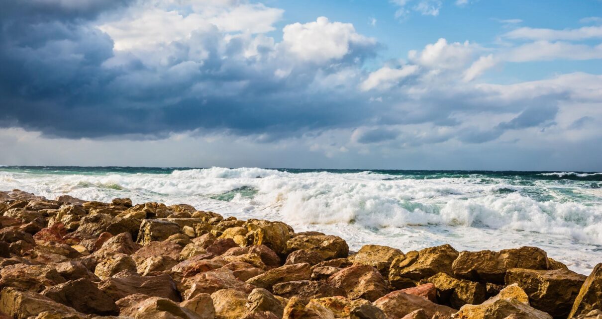 Meteorolojinin Doğu Akdeniz için yaptığı fırtına uyarısı sırasında dalgalı deniz görüntüsü