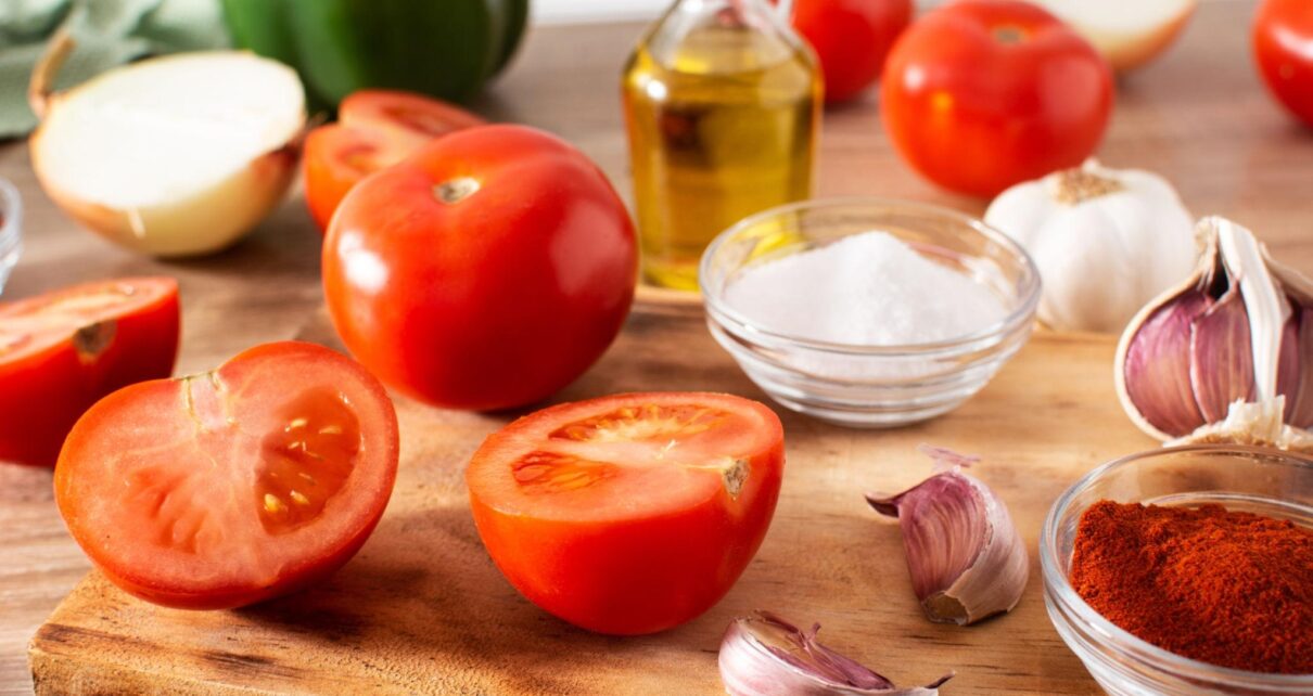 Salata hazırlanırken doğranan taze domatesler