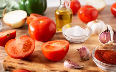 Salata hazırlanırken doğranan taze domatesler