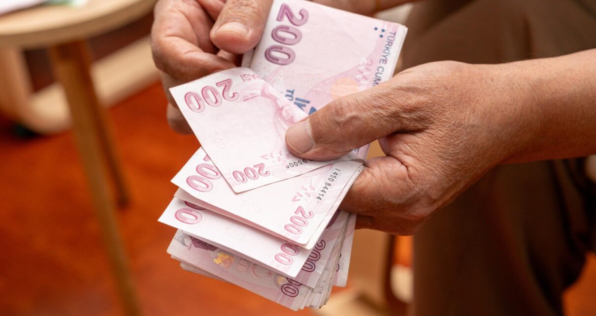 Ramazan Bayramı öncesi emekli maaşı ve bayram ikramiyesi ödemelerini alan emekli vatandaş