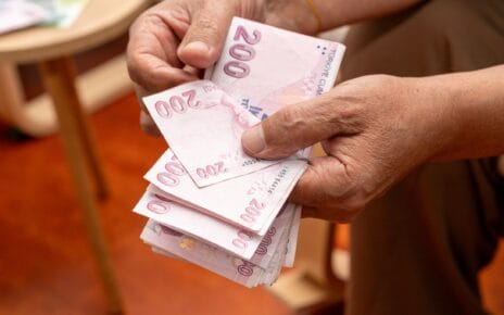Ramazan Bayramı öncesi emekli maaşı ve bayram ikramiyesi ödemelerini alan emekli vatandaş