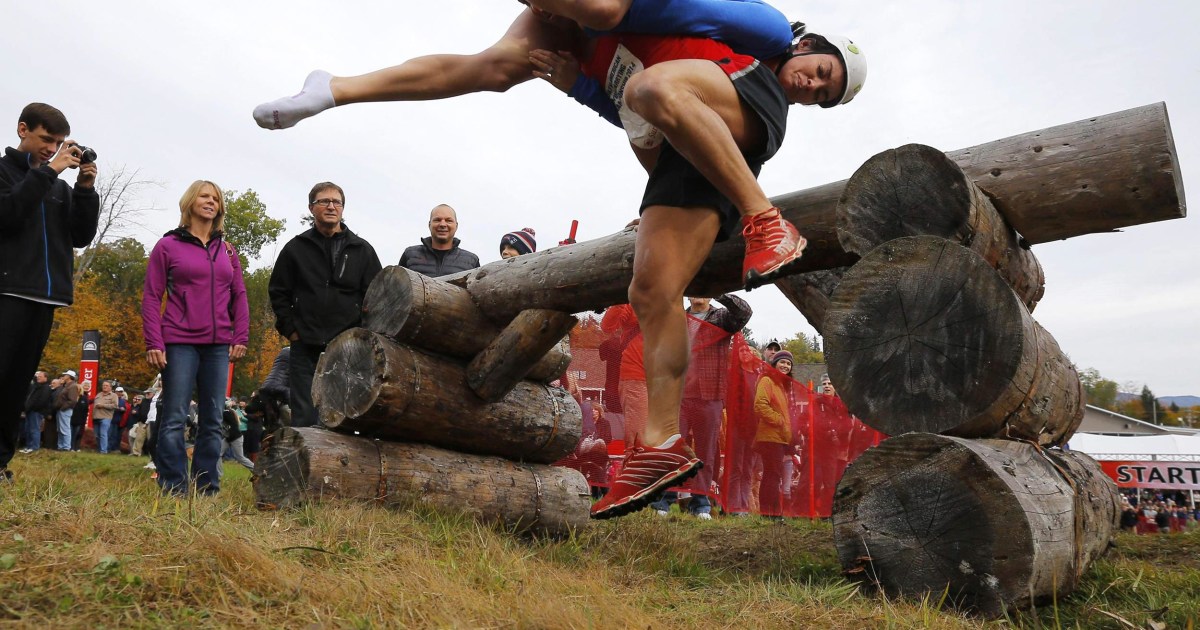 Finlandiya’da düzenlenen eş taşıma yarışmasında yarışmacıların su engelini geçerken görüntüsü