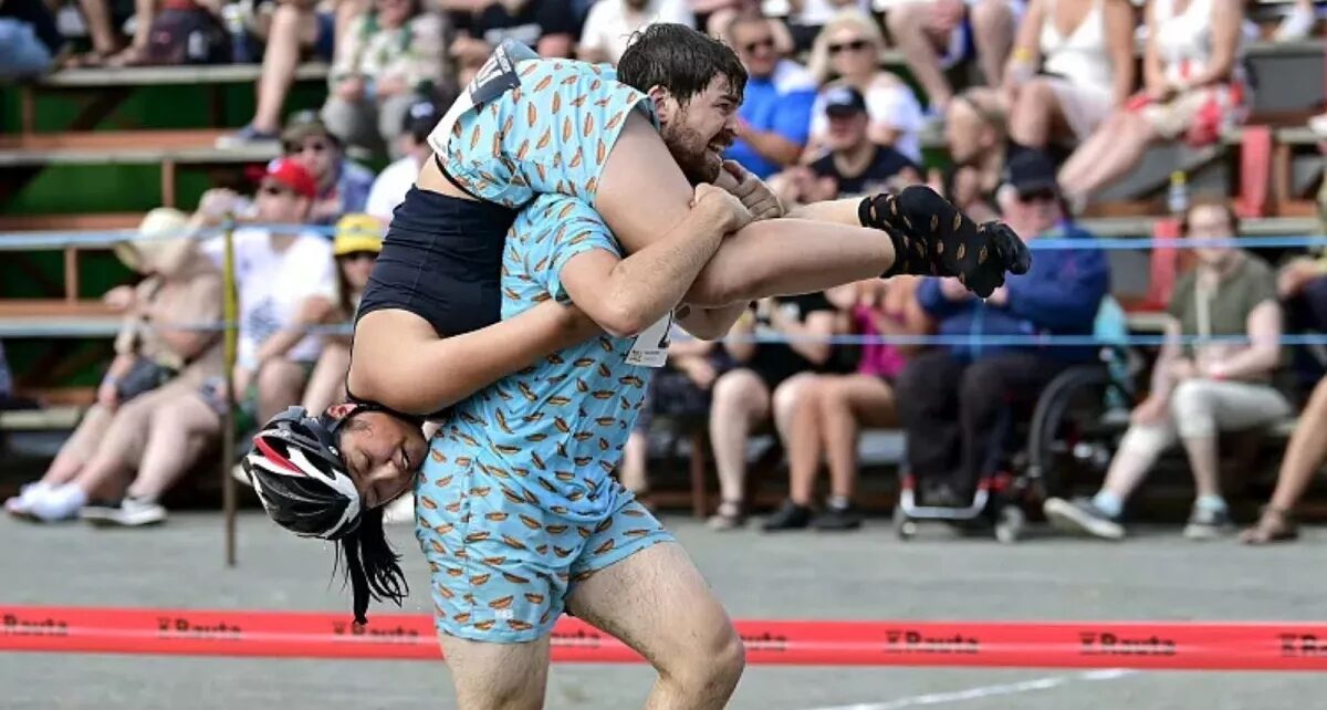 Finlandiya’da düzenlenen eş taşıma yarışmasında yarışmacıların su engelini geçerken görüntüsü