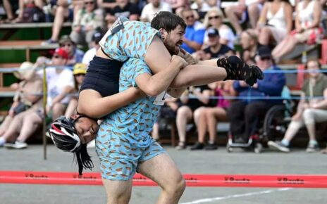 Finlandiya’da düzenlenen eş taşıma yarışmasında yarışmacıların su engelini geçerken görüntüsü