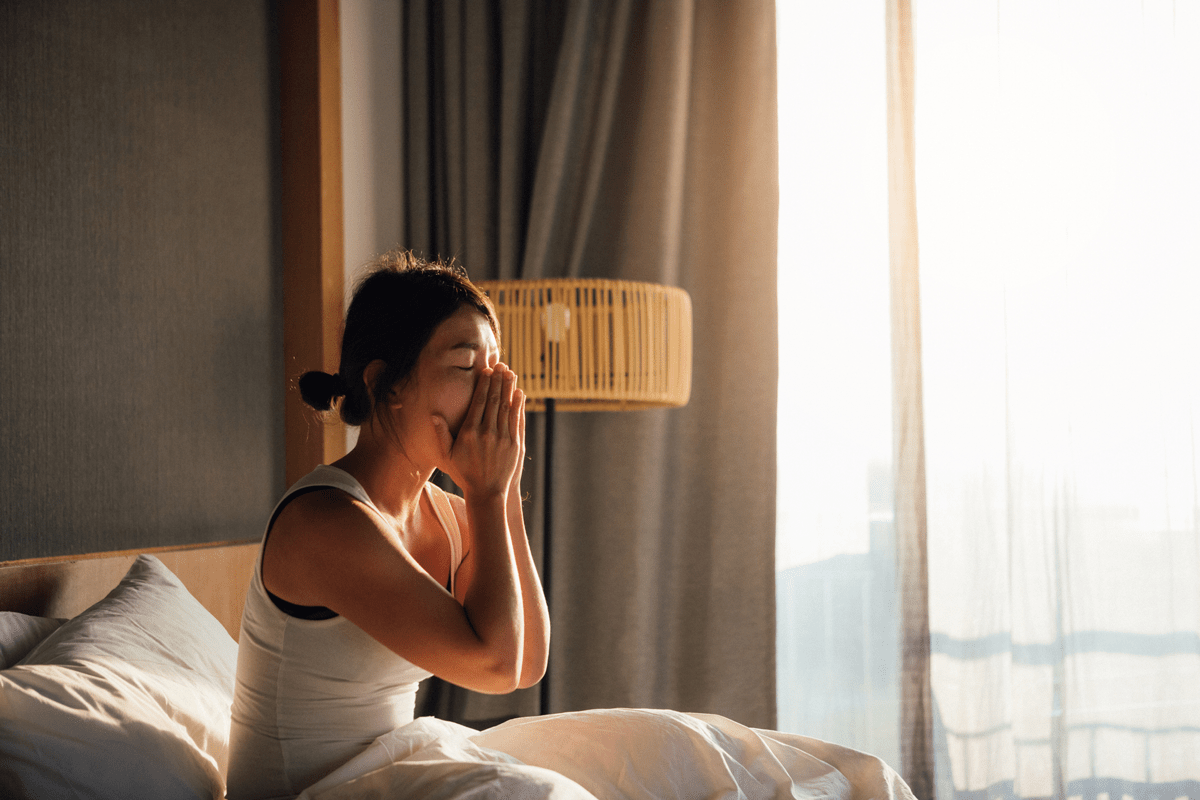 Sabah uyanır uyanmaz esneyen bir kişinin güne başlama anı