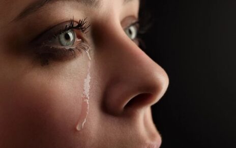 Bir kişinin yanağından süzülen gözyaşı damlasının yakın plan görüntüsü