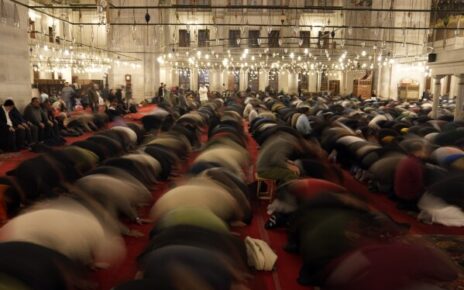 Ramazan ayında Kadir Gecesi için camide namaz kılan Müslümanlar