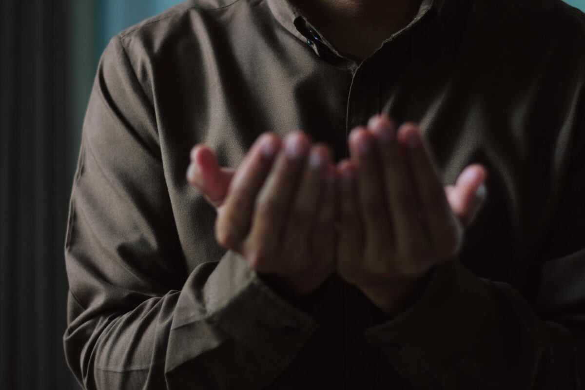 Ramazan ayında Kadir Gecesi’nde dua eden bir Müslümanın elleri