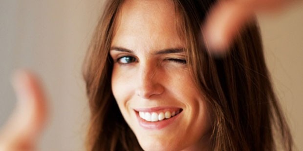 İnsan gözünün yakın çekim görüntüsü ve göz kırpma refleksini anlatan görsel