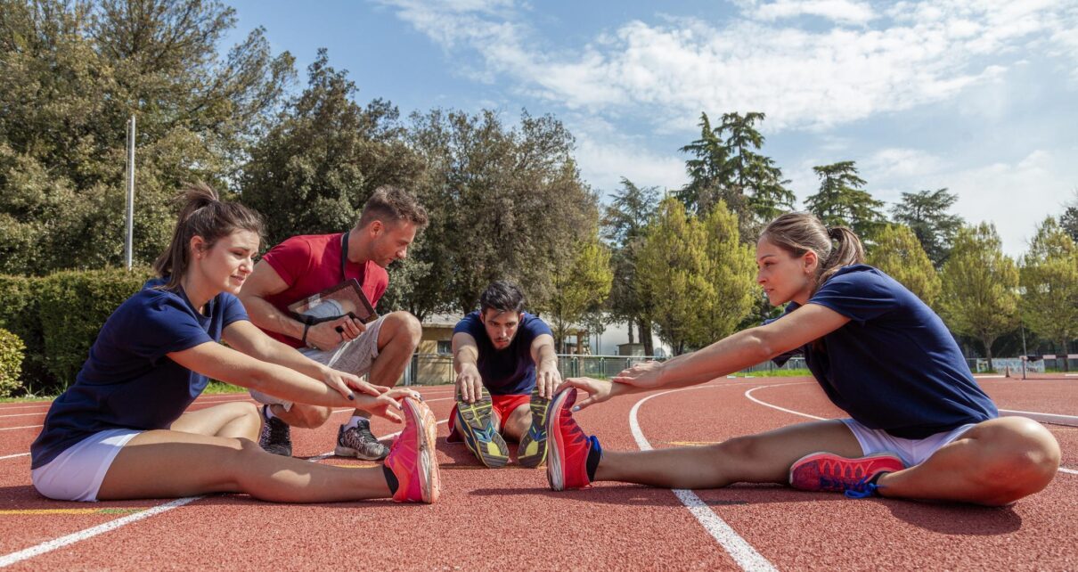 Spor öncesi ısınma hareketleri yapan sporcular