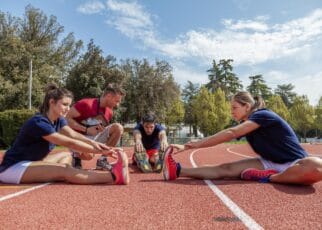 Spor öncesi ısınma hareketleri yapan sporcular